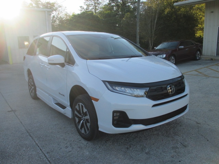 White Honda Odyssey image number 29