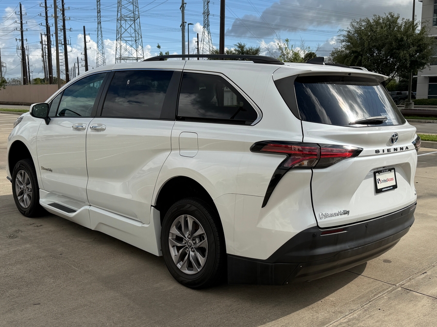 Used 2022 Toyota Sienna Hybrid XLE - BraunAbility Side Entry Fold Out Automatic Ramp