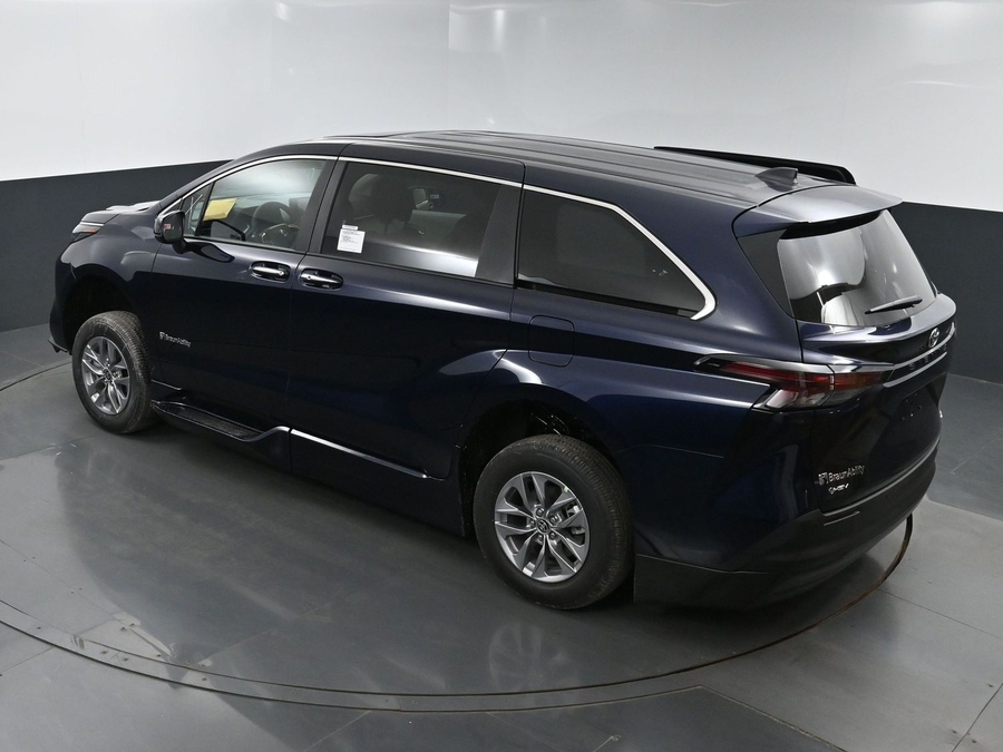 New 2025 Toyota Sienna Hybrid XLE Base - BraunAbility Side Entry Entry Fold Out Automatic Ramp