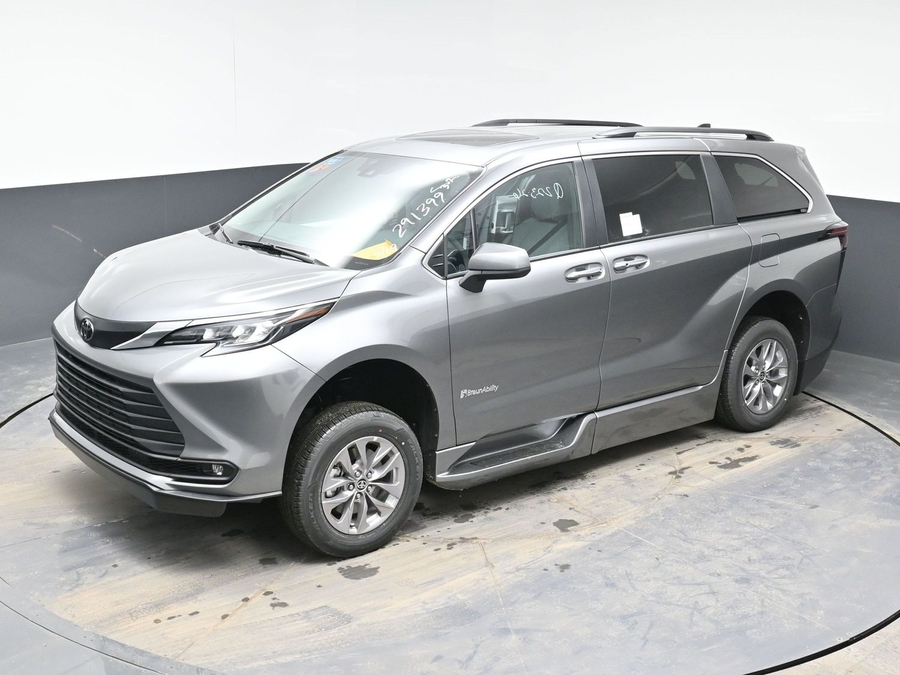 New 2026 Toyota Sienna Hybrid XLE Base - BraunAbility Side Entry Entry Fold Out Automatic Ramp