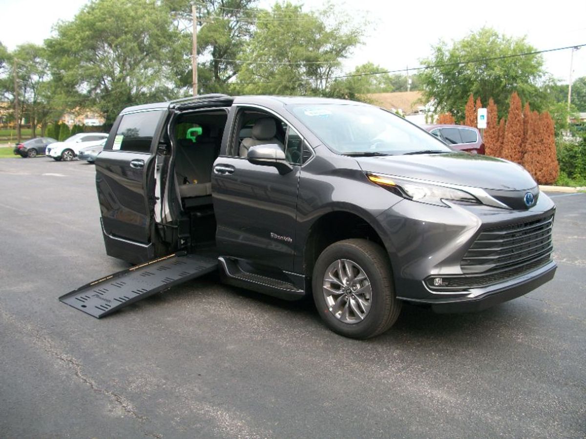 Grey Toyota Sienna image number 6