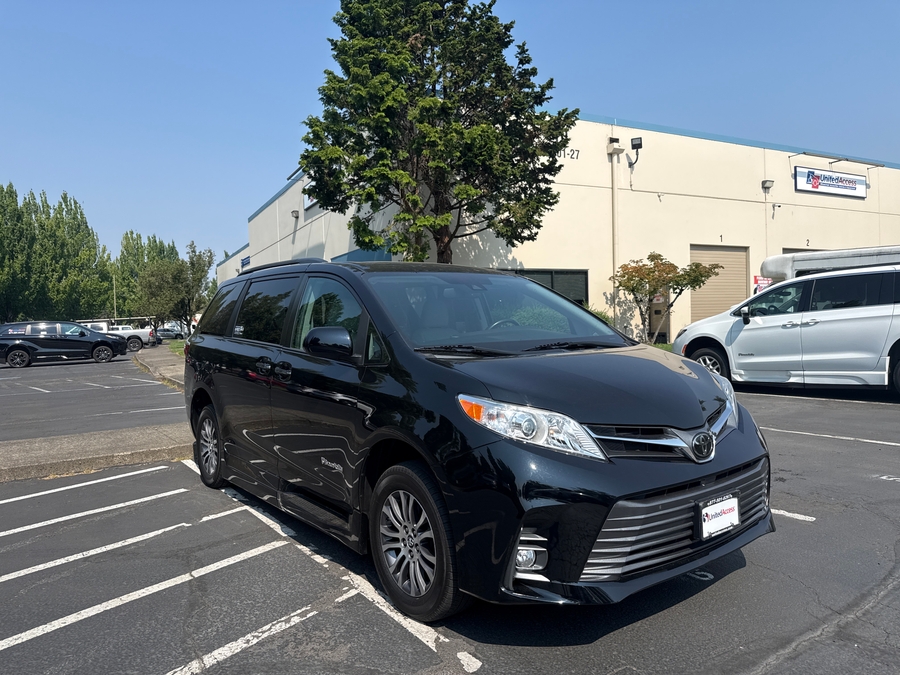 Used 2020 Toyota Sienna XLE Premium - BraunAbility Side Entry In Floor Automatic Ramp