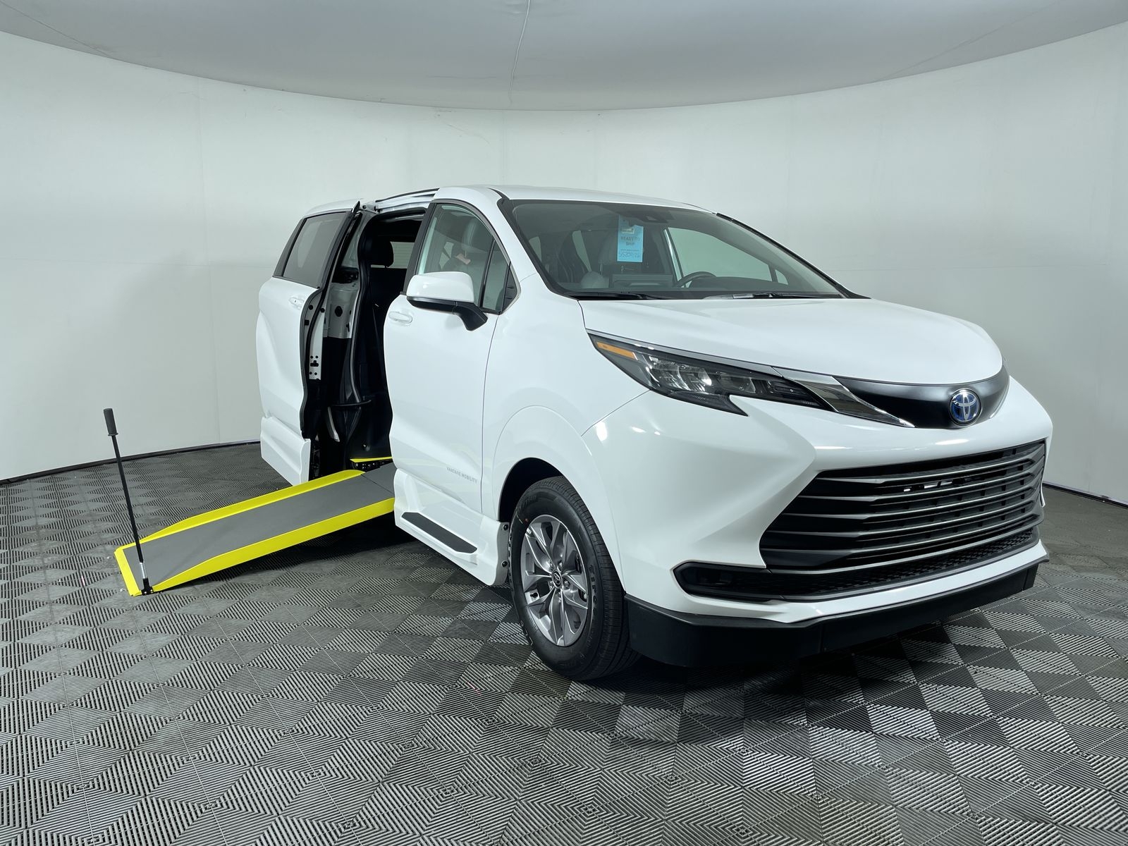 2025 Toyota Sienna AWD LE
