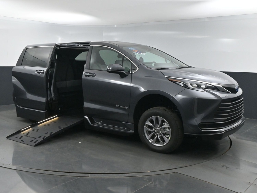 New 2025 Toyota Sienna Hybrid LE - BraunAbility Side Entry Entry Fold Out Automatic Ramp
