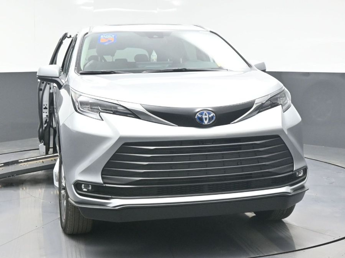 2025 TOYOTA SIENNA - Image 2