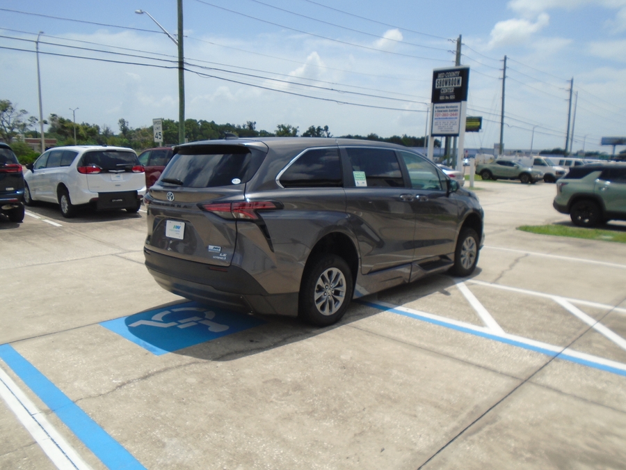 Grey Toyota Sienna image number 8