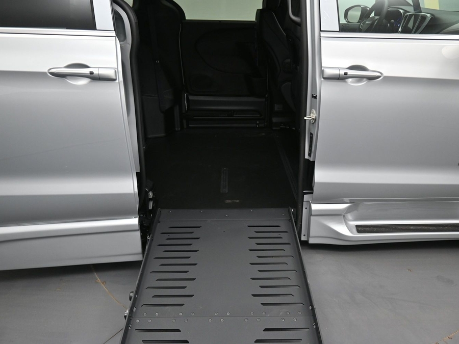 New 2026 Chrysler Pacifica Select Safety - BraunAbility Side Entry Entry Fold Out Automatic Ramp