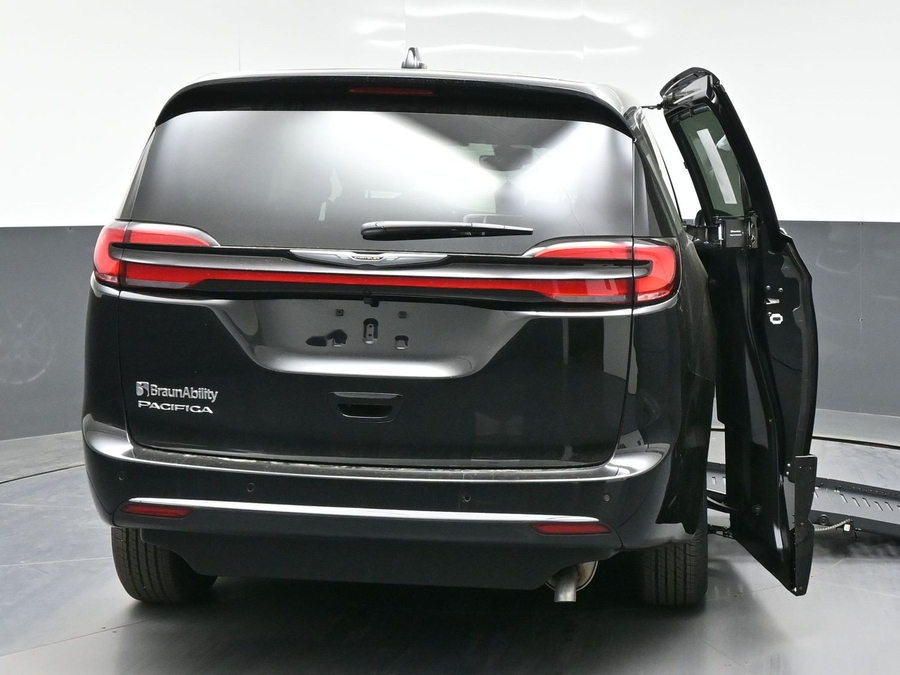 Black Chrysler Pacifica image number 3