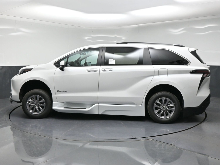 New 2026 Toyota Sienna Hybrid XLE Base - BraunAbility Side Entry Fold Out Automatic Ramp