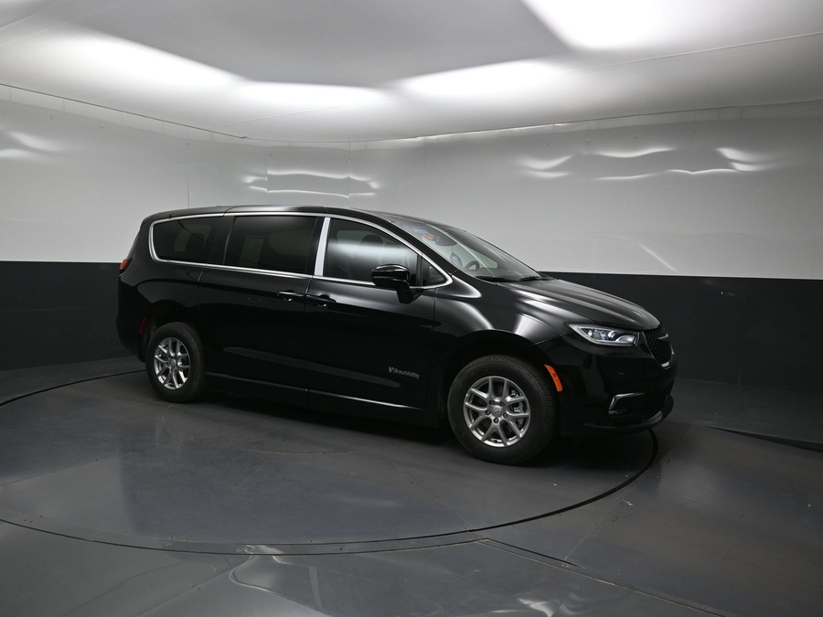 Black Chrysler Pacifica image number 18