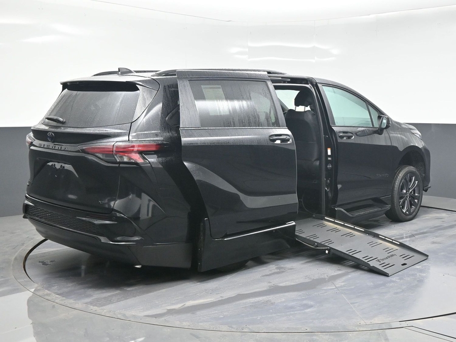New 2025 Toyota Sienna Hybrid XSE Sport - BraunAbility Side Entry Entry Fold Out Automatic Ramp