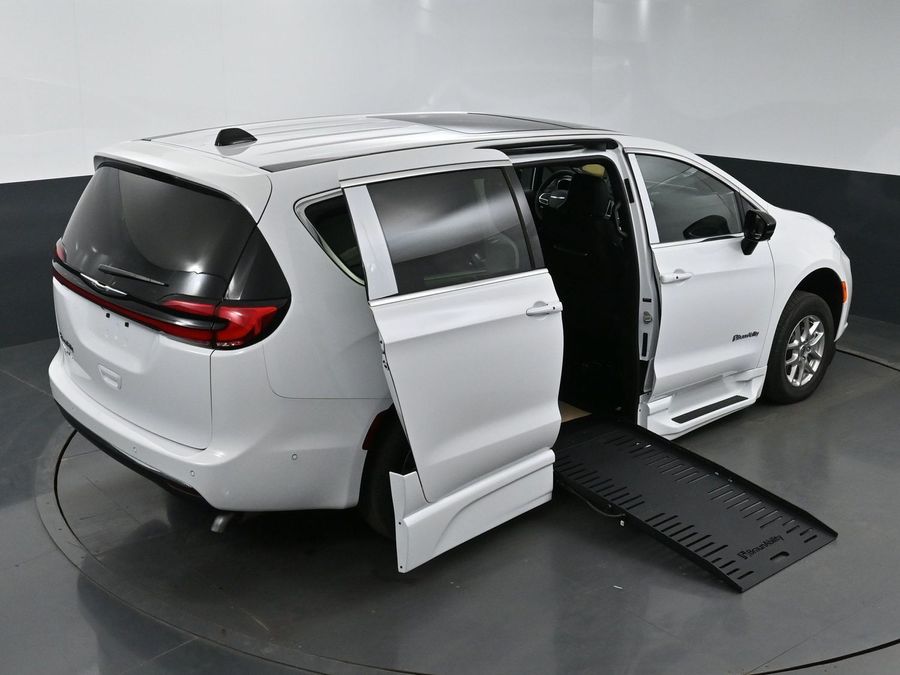 New 2025 Chrysler Pacifica Select Plus - BraunAbility Side Entry Entry Fold Out Automatic Ramp