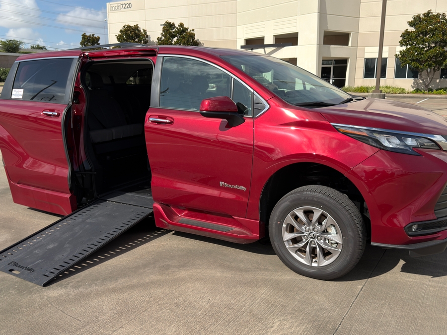 Used 2026 Toyota Sienna Hybrid XLE - BraunAbility Side Entry In Floor Automatic Ramp