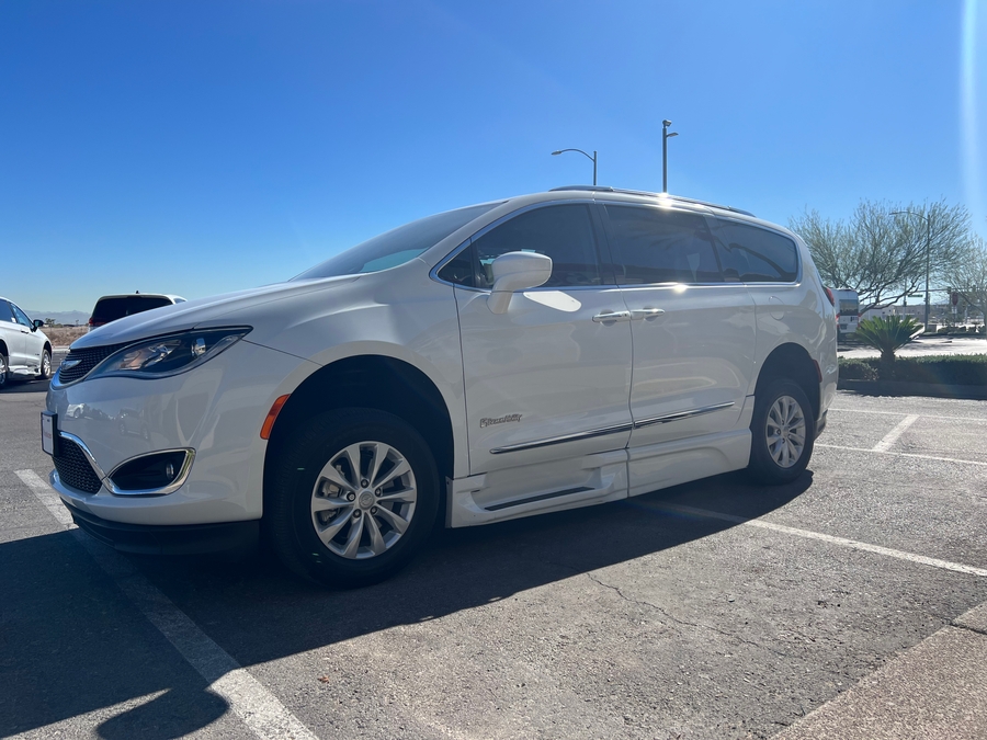 Used 2019 Chrysler Pacifica Touring L - BraunAbility Side Entry Entry Fold Out Automatic Ramp