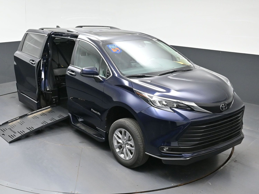 New 2026 Toyota Sienna Hybrid XLE Add - BraunAbility Side Entry Fold Out Automatic Ramp
