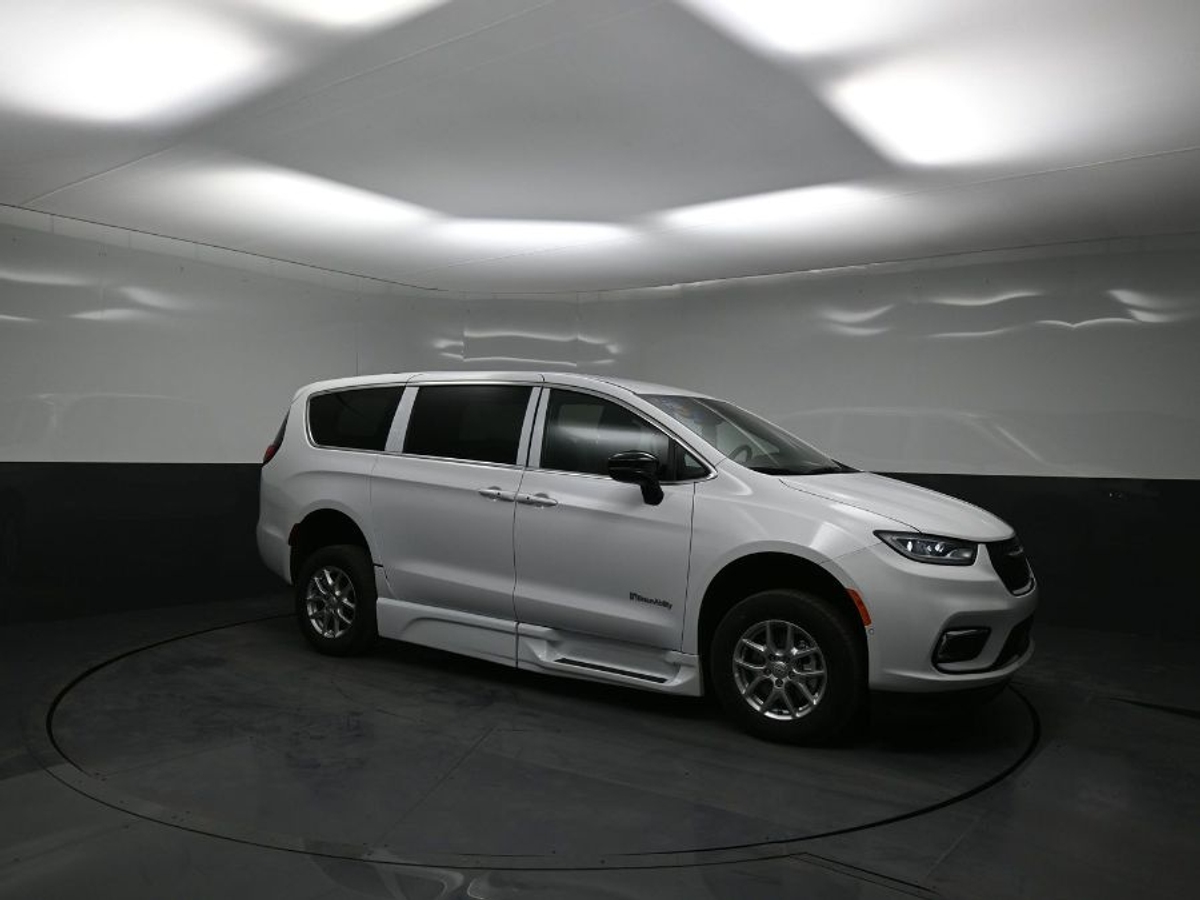White Chrysler Pacifica image number 17
