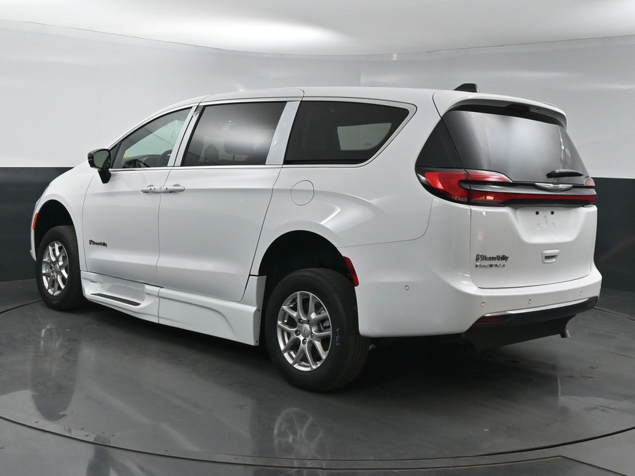 New 2025 Chrysler Pacifica Select Safety - BraunAbility Side Entry Entry In Floor Automatic Ramp