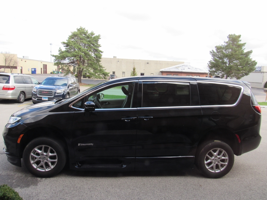 Black Chrysler Pacifica with Side Entry Automatic In Floor ramp