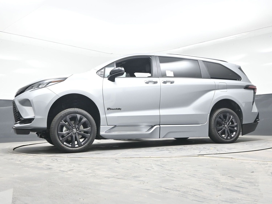 Silver Toyota Sienna image number 24