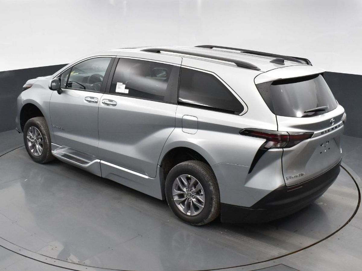 2023 Toyota Sienna XLE - Photo 12