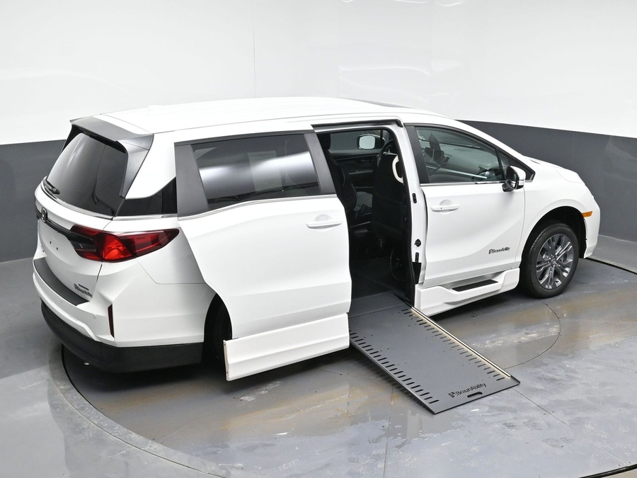 White Honda Odyssey image number 25