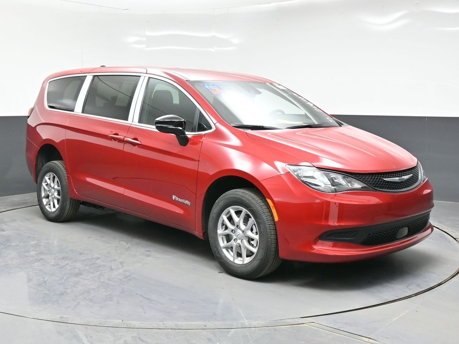 2026 Chrysler Voyager LX's photo