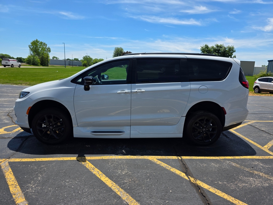 White Chrysler Pacifica image number 3