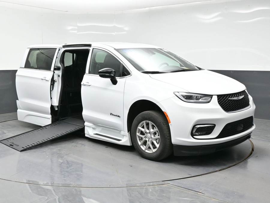 2026 Chrysler Pacifica Select's photo