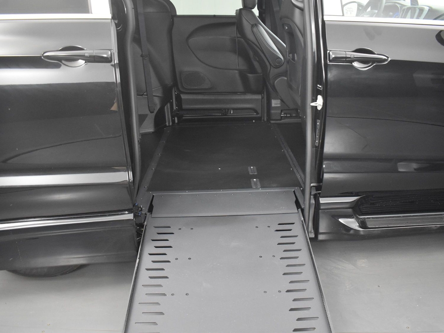 New 2025 Chrysler Pacifica Select Safety - BraunAbility Side Entry Entry In Floor Automatic Ramp