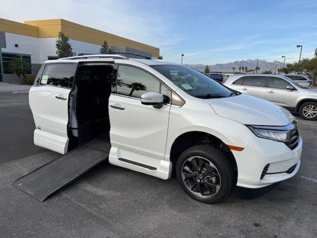 White Honda Odyssey image number 1