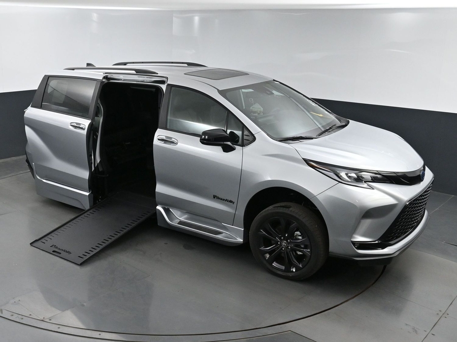 New 2025 Toyota Sienna Hybrid XSE - BraunAbility Side Entry Entry In Floor Automatic Ramp