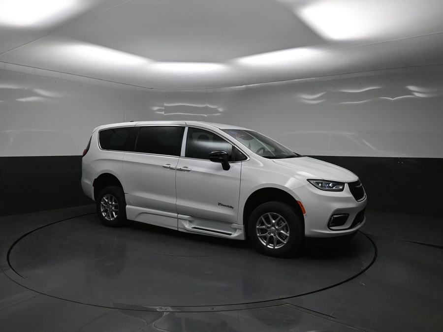 New 2026 Chrysler Pacifica Select Safety - BraunAbility Side Entry Entry Fold Out Automatic Ramp