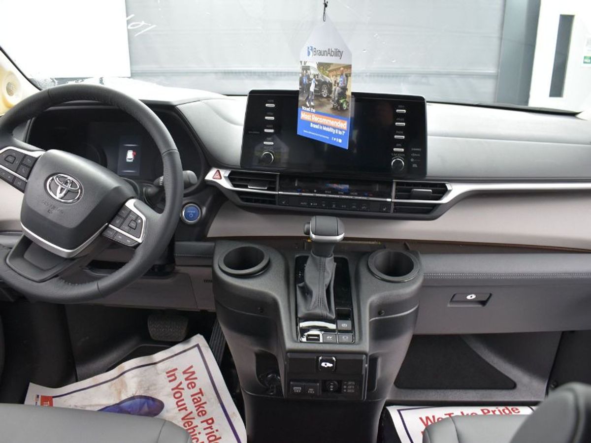 2023 Toyota Sienna XLE - Photo 5