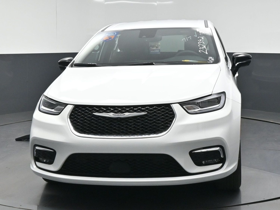 White Chrysler Pacifica image number 1