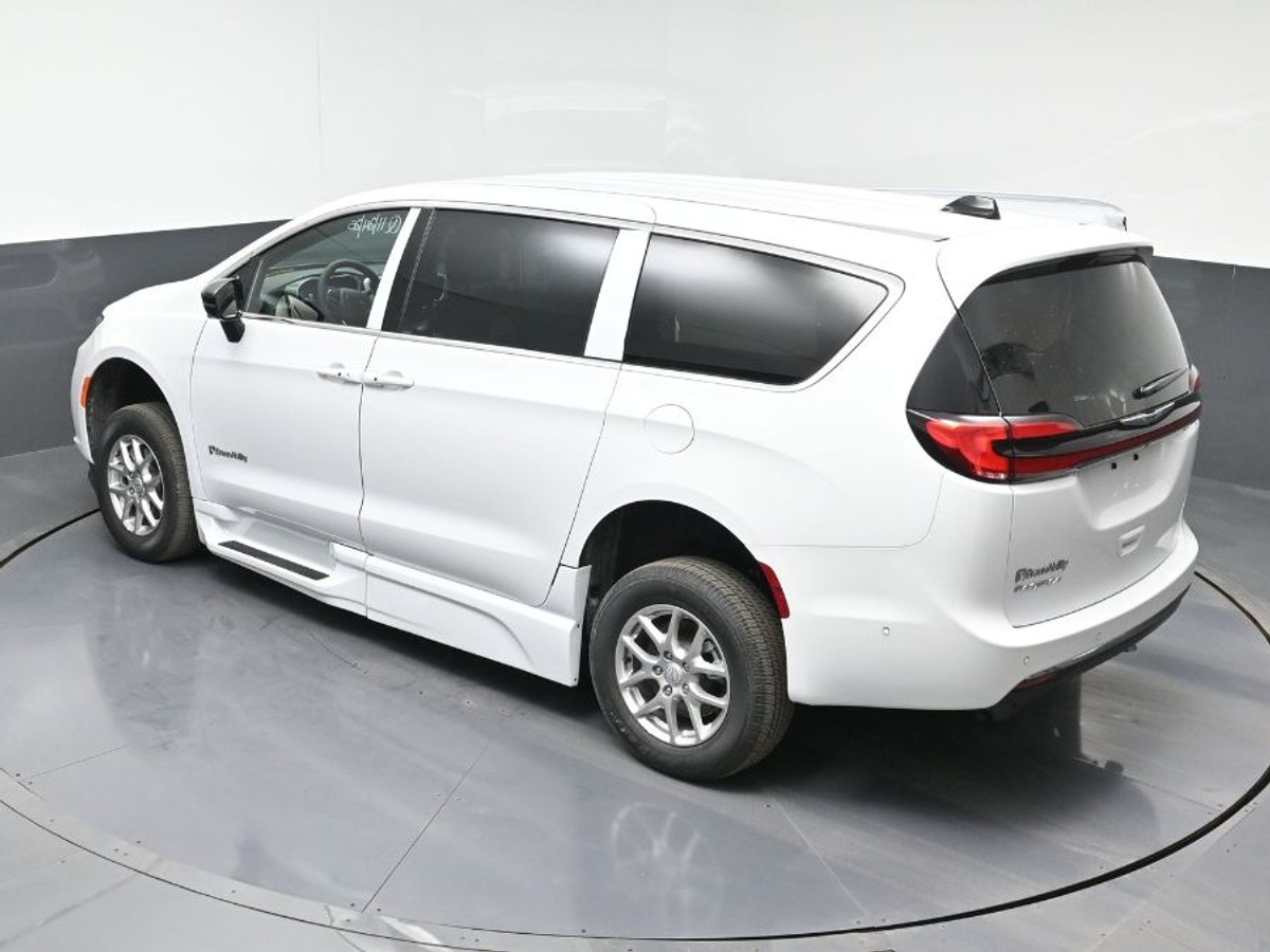 White Chrysler Pacifica image number 8
