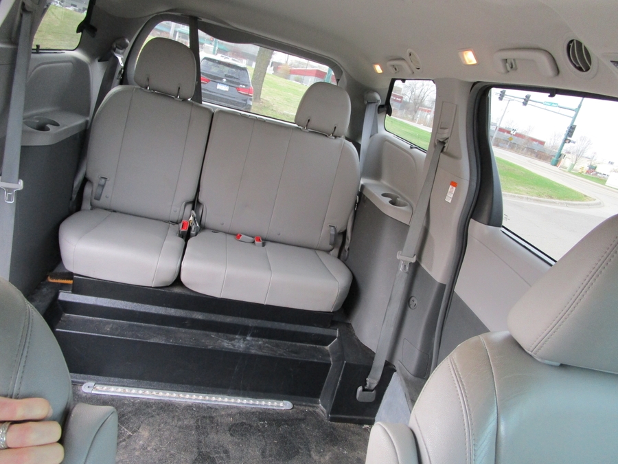 Grey Toyota Sienna image number 8