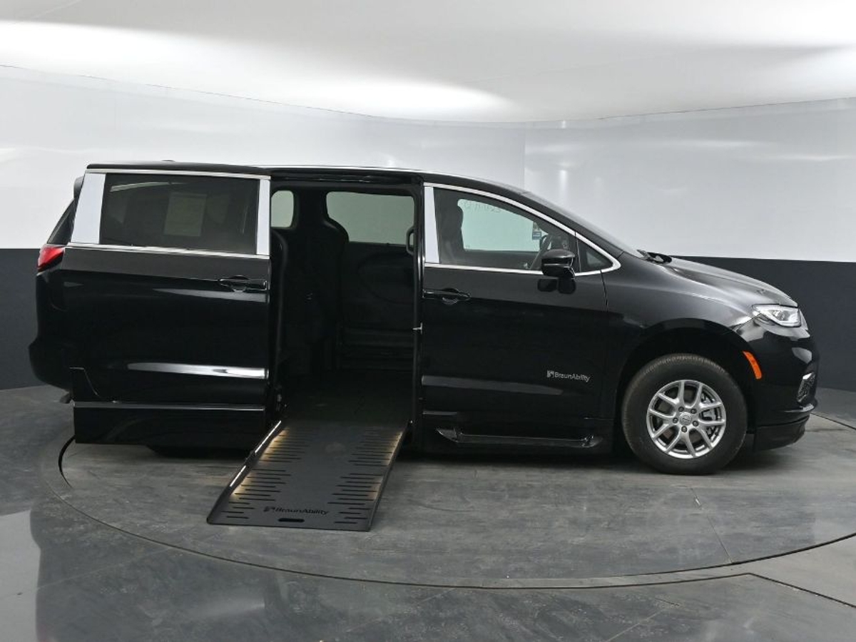 Black Chrysler Pacifica image number 7