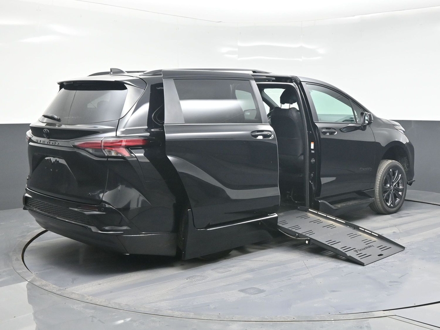 New 2025 Toyota Sienna Hybrid XSE Sport - BraunAbility Side Entry Entry Fold Out Automatic Ramp