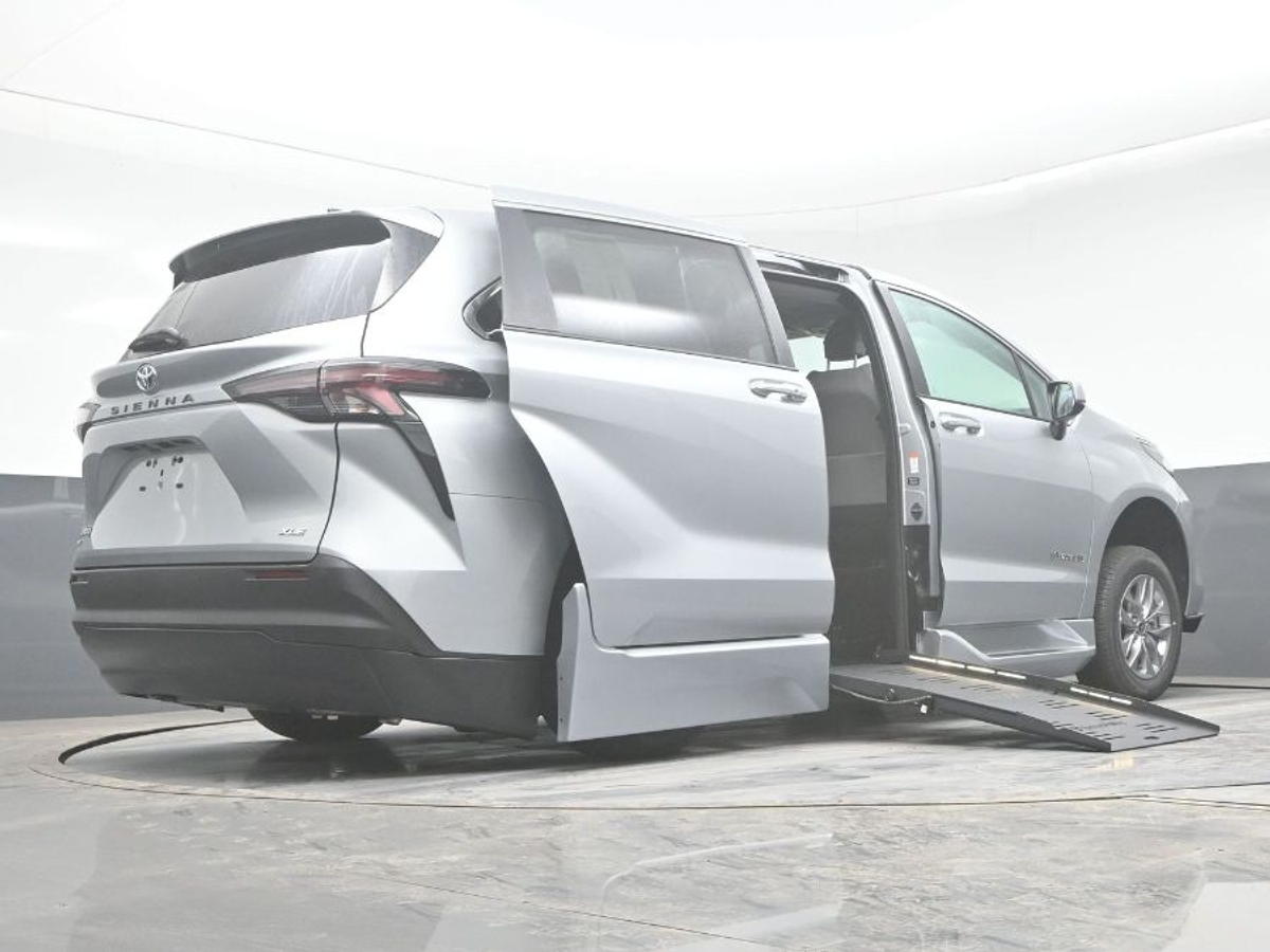 Silver Toyota Sienna image number 21