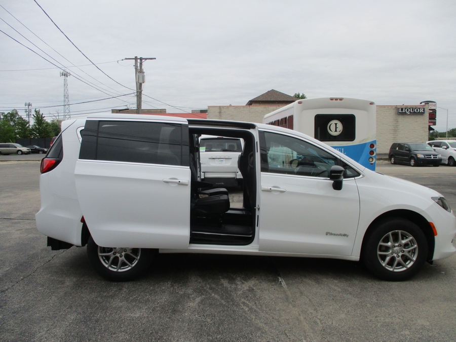 White Chrysler Voyager image number 7