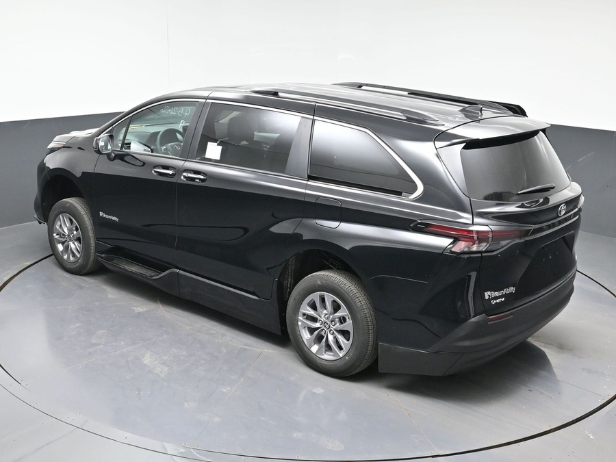 Black Toyota Sienna image number 21