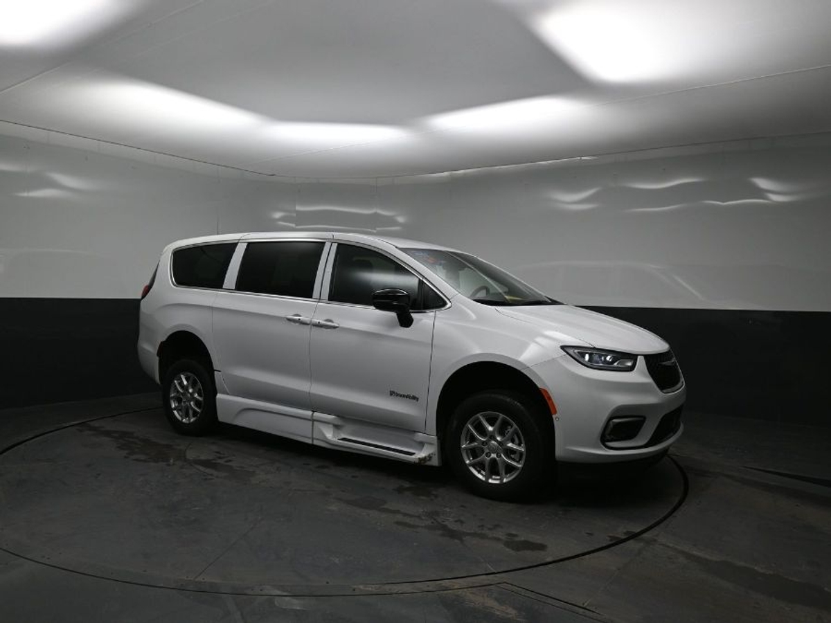 White Chrysler Pacifica image number 17