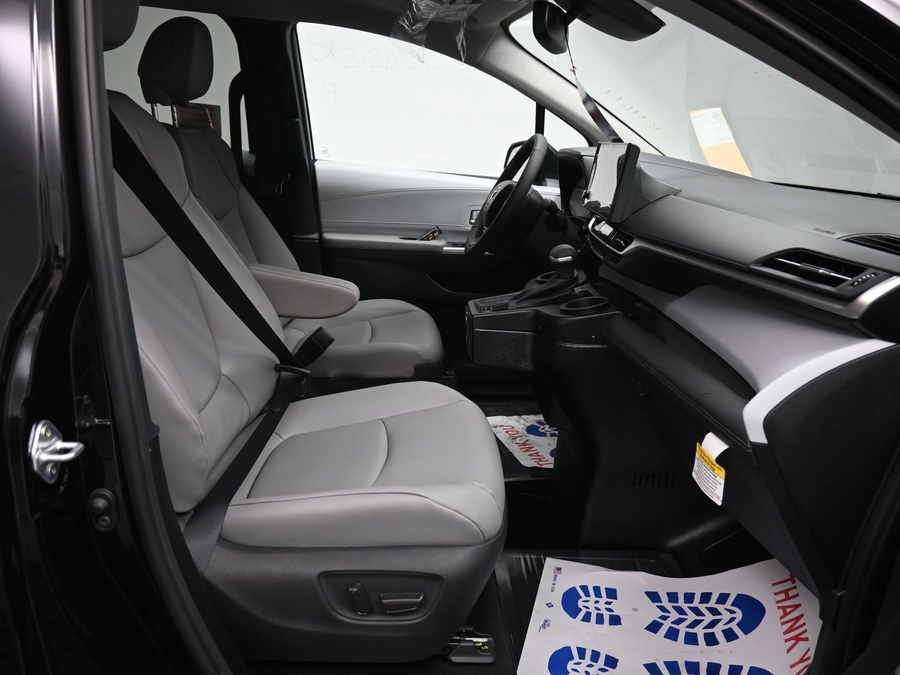 New 2026 Toyota Sienna Hybrid XLE Base - BraunAbility Side Entry Entry Fold Out Automatic Ramp