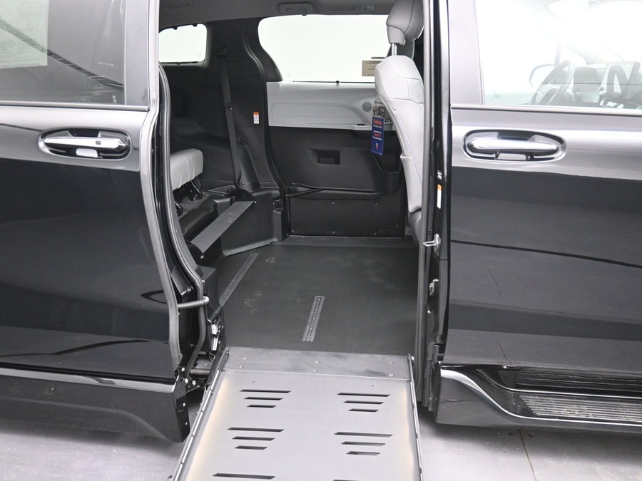 New 2026 Toyota Sienna Hybrid XLE Base - BraunAbility Side Entry Entry Fold Out Automatic Ramp
