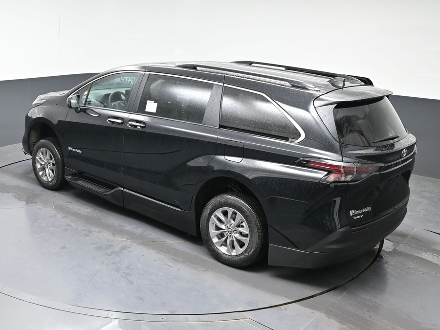 Black Toyota Sienna image number 21