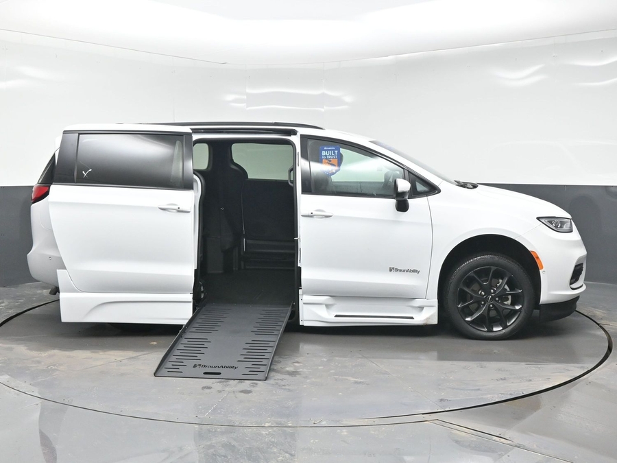 Used 2023 Chrysler Pacifica Touring L - BraunAbility Side Entry Entry Fold Out Automatic Ramp