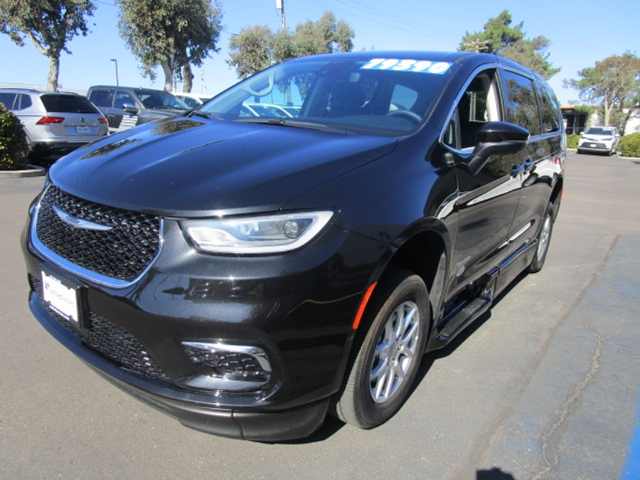 Used 2023 Chrysler Pacifica Touring L - BraunAbility Side Entry Entry In Floor Automatic Ramp