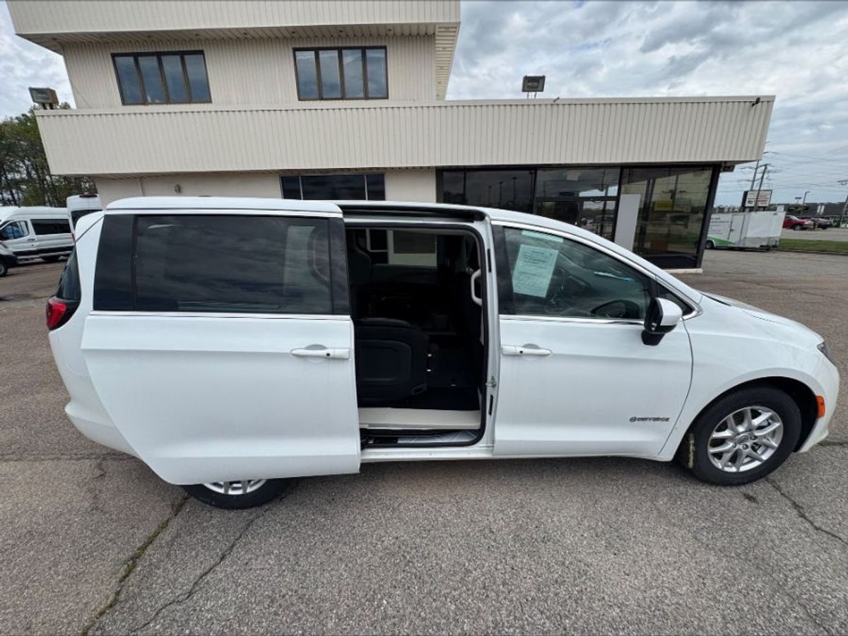 White Chrysler Voyager image number 7
