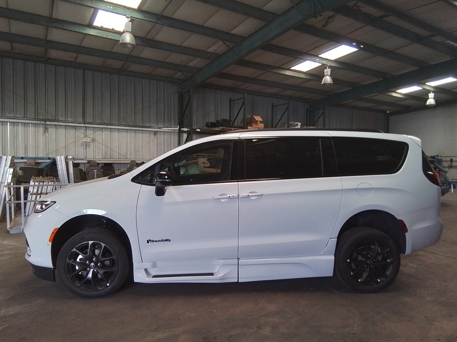 White Chrysler Pacifica image number 25