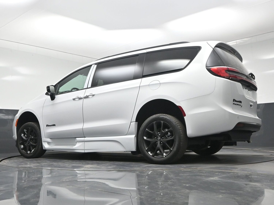 White Chrysler Pacifica image number 13